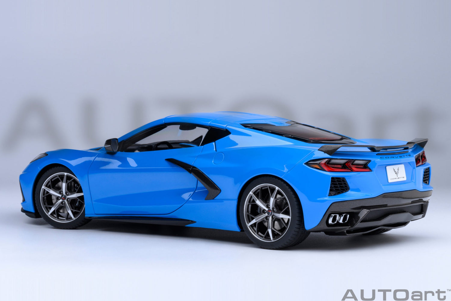 AutoArt-Chevrolet-Corvette-C8-Stingray-Z51-diecast-bleu-1-18-avec-intérieur-et-moteur-détaillés-vue-de-cote