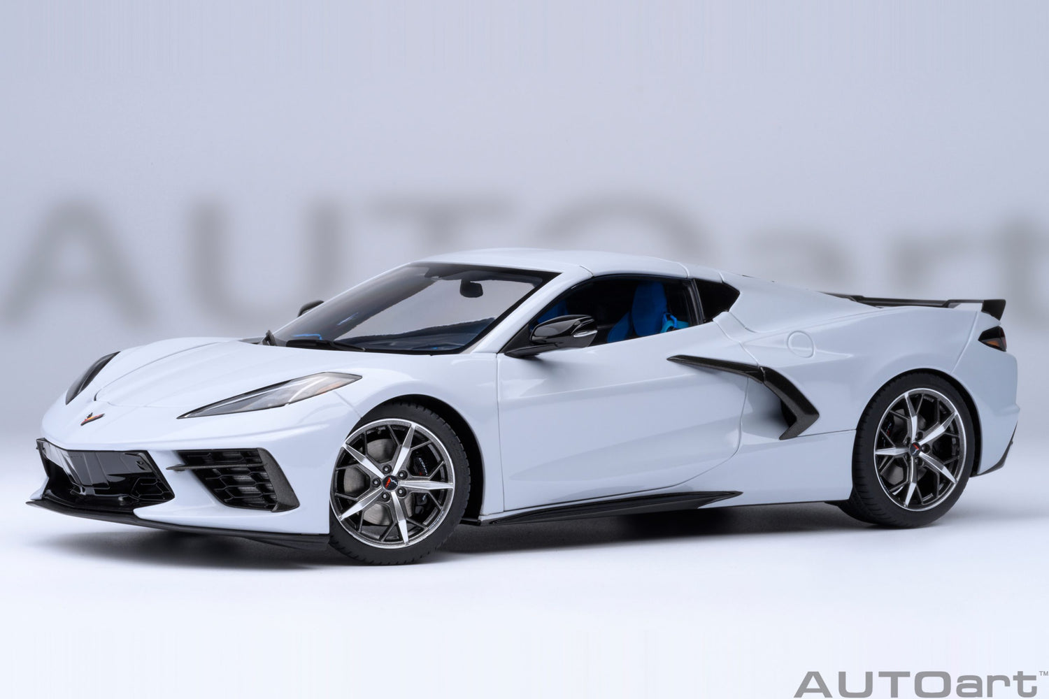 AutoArt-Chevrolet-Corvette-C8-Stingray-Z51-diecast-blanc-1-18-avec-intérieur-et-moteur-détaillés-vue-de cote-gauche