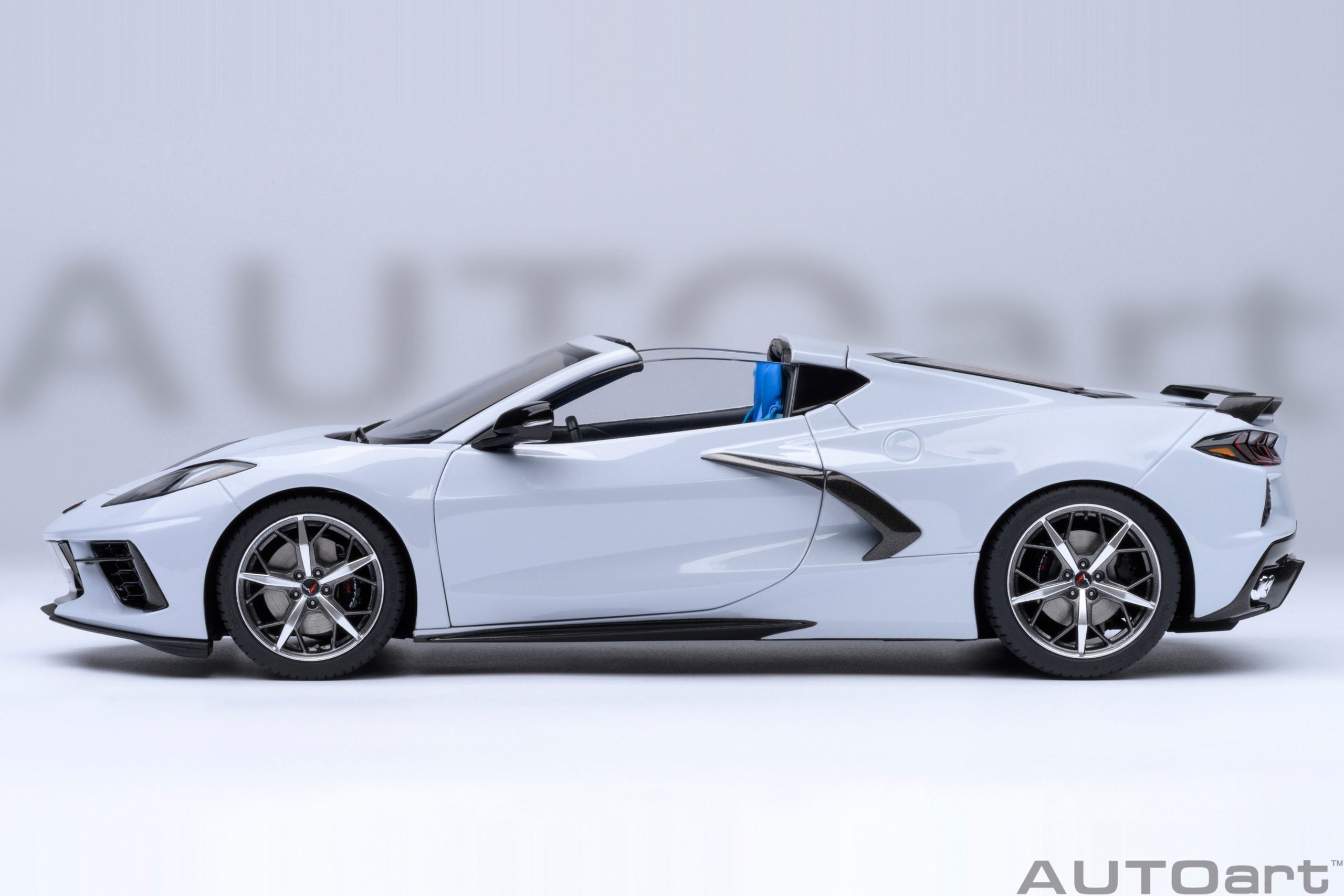 AutoArt-Chevrolet-Corvette-C8-Stingray-Z51-diecast-blanc-1-18-avec-intérieur-et-moteur-détaillés-vue-de cote-gauche-complet