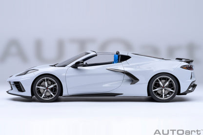 AutoArt-Chevrolet-Corvette-C8-Stingray-Z51-diecast-blanc-1-18-avec-intérieur-et-moteur-détaillés-vue-de cote-gauche-complet