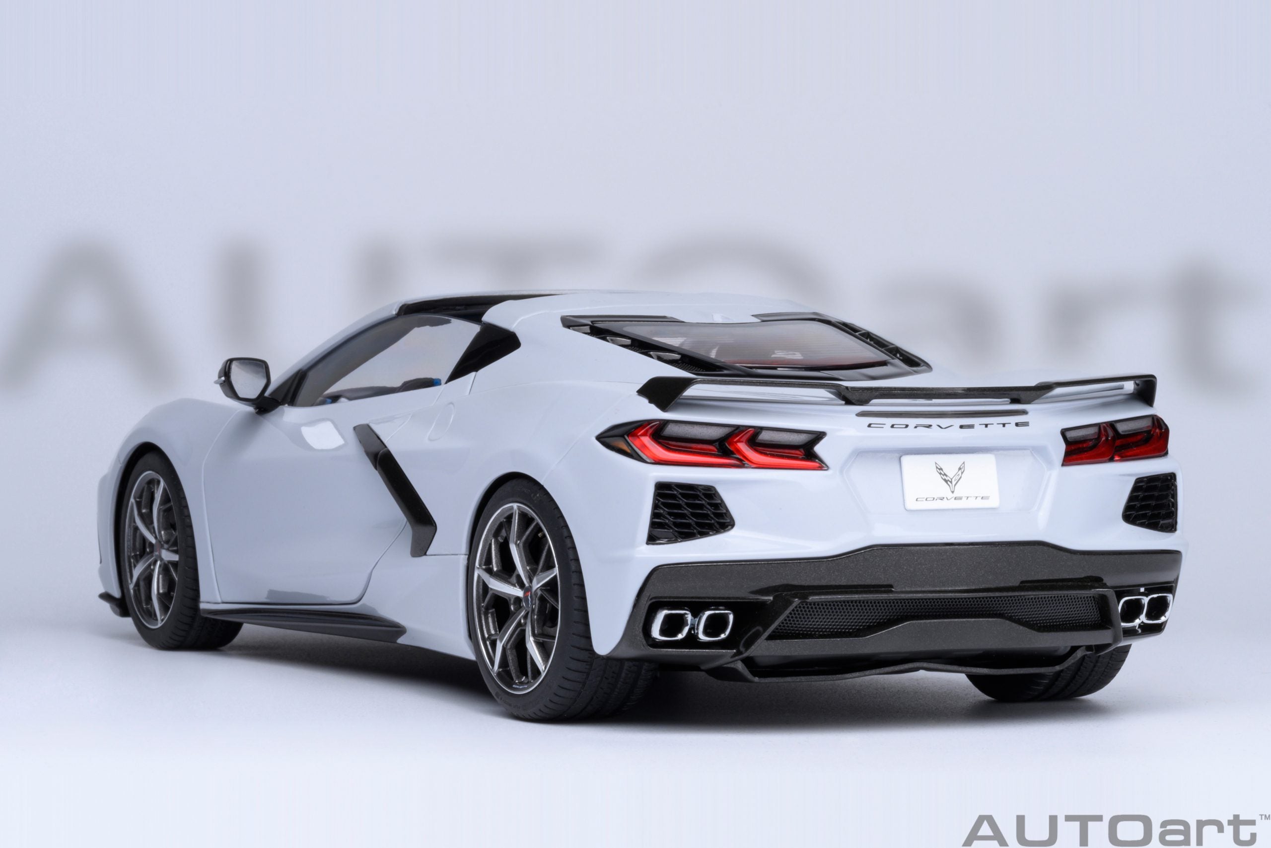 AutoArt-Chevrolet-Corvette-C8-Stingray-Z51-diecast-blanc-1-18-avec-intérieur-et-moteur-détaillés-vue-arriere