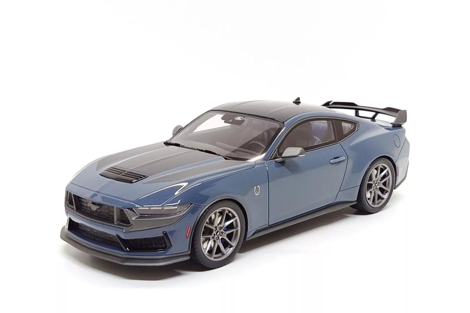 voiture-miniature-GT-Spirit-1-18-Ford-Mustang-Dark-Horse-model-bleu