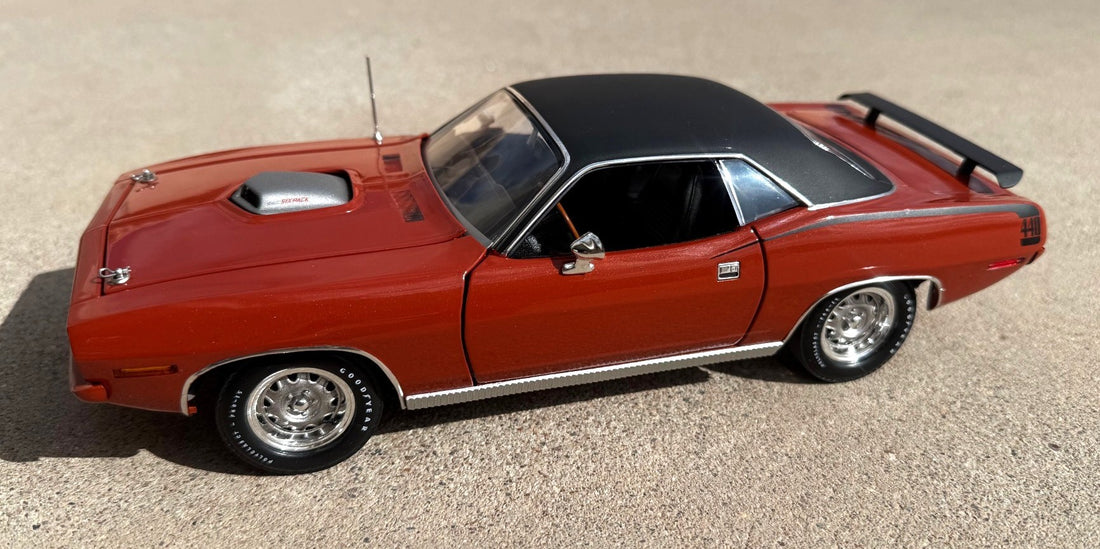 1970 Cuda, 440-6 pack, Black Vinyl Top, Deep Burnt Orange (Limitée à 96 unités-Limited to 96 units)