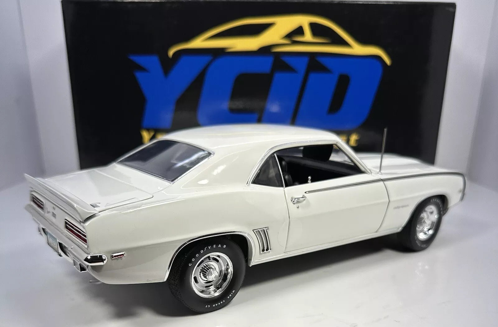 1969 Chevrolet Camaro RS, Coupe, White  (Limitée à 96 unités-Limited to 96 units)